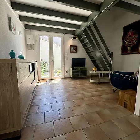 Maisonnette Renovee Proche Avec Garage Et Wifi - Fr-1-246a-331 *